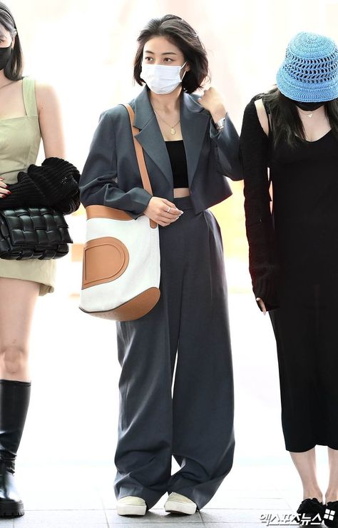 Kpop Airport Fashion Women, Jihyo Fashion, Jihyo Outfit, Korean Airport Fashion, Idol Fashion, Kpop Concert Outfit, Simple Style Outfits, Park Jihyo, Airport Fashion