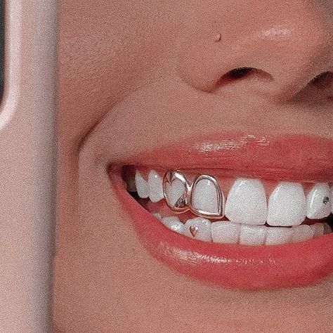 Canine Teeth Grill, Simple Grillz For Females, Outline Grill Teeth, Partial Teeth Grills, Simple Grills Teeth, Small Grills Teeth, Subtle Grillz, Grills On Girls, Grills Teeth Aesthetic