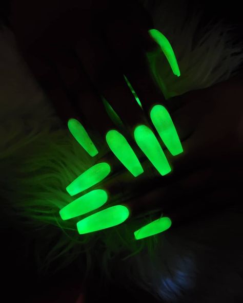 Glow Powder -  Our Fluorescent Yellow glow is bright yellow in the daylight, and glows a brilliant green in the dark! ✨ • Tisha (@nails_bytisha on Instagram) makes her own custom acrylic nail powders using our glow in the dark powders 💅 • Sunshine, happiness, hope 💛💛💛 What does the color yellow mean to you? • • • • • • 🐢  #glowinthedark #gitd Dark Acrylic Nails, Coffin Art, Glow In The Dark Nails, Nails Grunge, The Color Yellow, Neon Acrylic Nails, Neon Green Nails, Green Acrylic Nails, Jewelry Wax