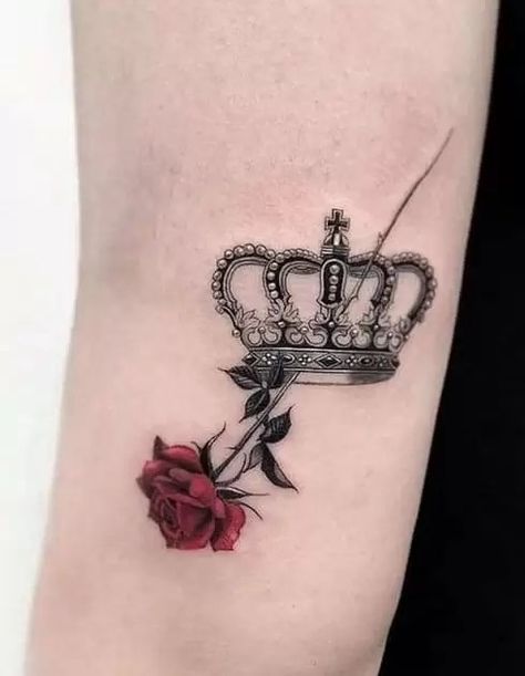 Queen Tattoo Designs, Crown Tattoos For Women, Cute Thigh Tattoos, Skull Rose Tattoos, Arm Sleeve Tattoos For Women, Tatuagem Masculina Pequena, Cool Wrist Tattoos, Queen Tattoo, Geniale Tattoos