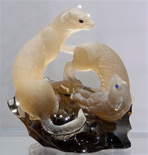 Gem carving of ermines. Photo by Bruce Aleksander. Royal Ontario Museum, Gemstone Carving, Gemstone Art, Stone Sculpture, Arte Animal, Rocks And Gems, Minerals And Gemstones, Jade Carving, Animal Figurines