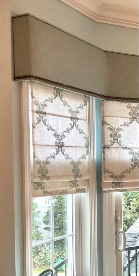 Cornice With Roman Shades, Roman Shade With Cornice, Sage Green Blinds, Curtain Profile, Cornice Board Ideas, Cornice Boards Window Treatments, Roman Blinds Bedroom, Bay Window Treatments, Bay Window Cushion