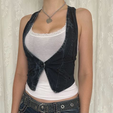 Vest Outfits Aesthetic, College Outfits Aesthetic, Diy Vest, Denim Vest Outfit, 70s Inspired Outfits, 2000s Denim, Vest Denim, 2000s Clothing, Vest Layering