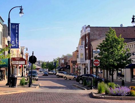 15 Charming Small Towns In Illinois That Will Make You Feel Like You're In A Hallmark Movie Downers Grove Illinois, Danville Illinois, Quincy Illinois, Naperville Illinois, Hallmark Movie, Scenic Beauty, Living History, Ancient Ruins, Weekend Getaway