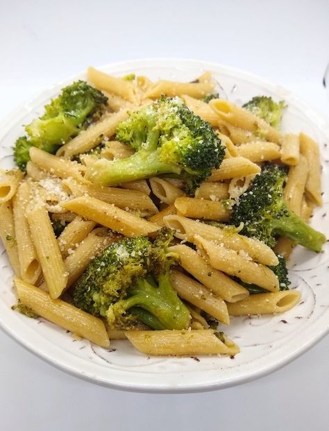 Whole Wheat Pasta Aglio e Olio with Broccoli. Whole wheat pasta sautéed in extra virgin olive oil with garlic, broccoli, and grated cheese. Wheat Pasta Recipes, Aglio E Olio Recipe, Pasta Aglio E Olio, Garlic And Oil, Pasta Aglio, Pasta With Garlic, Broccoli Pasta Recipe, Garlic Broccoli, Aglio E Olio