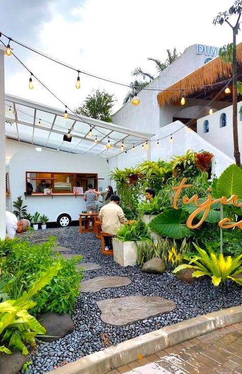 Small Outdoor Cafe Design Ideas, Small Rooftop Cafe Ideas, Small Cafe Ideas Coffee Shop, Cafe House Design Coffee Shop, Small Garden Cafe, Small Cafe Exterior, Outdoor Coffee Shop Design, Garden Cafe Design Outdoor Coffee Shop, Small Outdoor Cafe