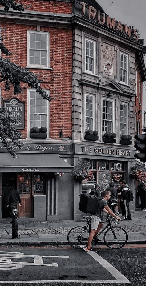 #londres #london #inglaterra #england #aesthetic #roxo #wallpaper East London Aesthetic, London East End, London West End, Wallpaper Aesthetic Vintage, England Aesthetic, Valentines Gift Bags, London Aesthetic, West End, East London