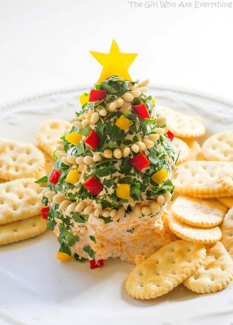 Christmas Cheese Tree - super simple yet impressive cheese ball shaped in a tree! the-girl-who-ate-everything.com Tree Food Ideas, Tree Cheese Ball, Christmas Tree Cheese Ball, Christmas Cheese Tree, Christmas Tree Cheese, Cheese Tree, Cheese Ball Recipe, Christmas Charcuterie, Christmas Cheese