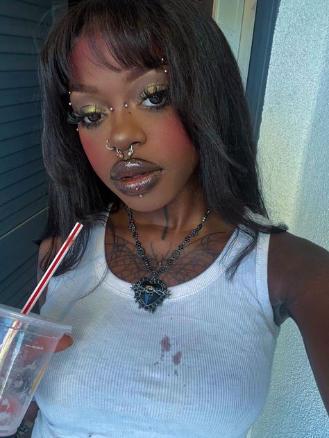 Two Eyebrow Piercing, No Eyebrows Makeup, Double Eyebrow Piercing, Anti Eyebrow Piercing, Goth Eyebrows, Brow Piercing, Eye Tut, Western Makeup, Black Goth Girl