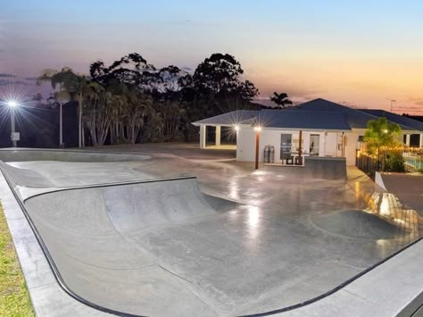 Home Skatepark, Skatepark Backyard, Front Landscape Design, Bball Court, Backyard Skatepark, Skateboard Room, Mini Ramp, Skate Ramp, Front Landscape