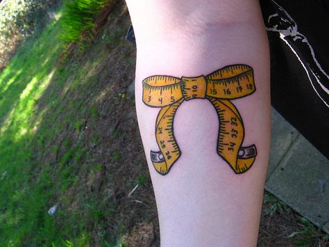 I would love a tape measure tattoo with a pair of birdies holding up the ends.  Too cute! Measuring Tape Tattoo, Nape Tattoo, Band Tattoos, Sewing Tattoos, Bow Tattoo Designs, Tattoo Magazine, Tattoo Son, Bow Tattoo, Ribbon Tattoos