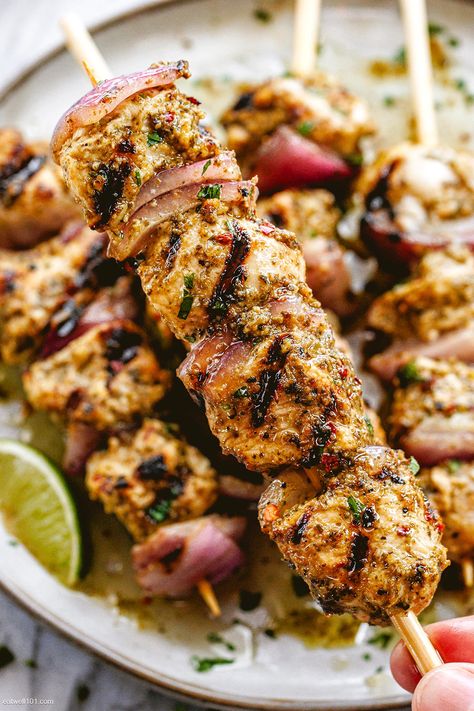 Pesto Skewers, Grilled Skewer Recipes, Italian Marinade For Chicken, Grilled Chicken Pesto, Lemon Pesto Chicken, Chicken Kabob Recipes, Chicken Pesto Recipes, Chicken Skewer Recipe, Grilled Chicken Skewers