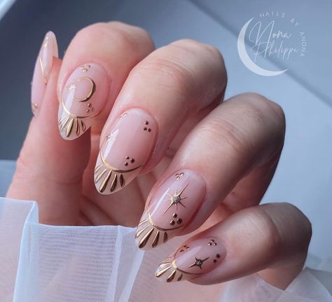 Sun Themed Nails, Great Gatsby Nails Designs, Mandala Nails Boho, Art Deco Nails Designs, Victorian Nails Designs, Gatsby Nails 1920s, Art Nouveau Nails, Half Moon Nail Designs, Gold Floral Nails