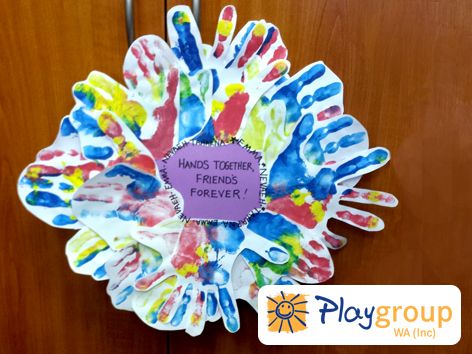 Friendship Wreath, Handprint Wreath, Play Ideas For Kids, Playgroup Activities, Friendship Theme, Fairytale Nursery, Rise Art, Handprint Crafts, Family Crafts