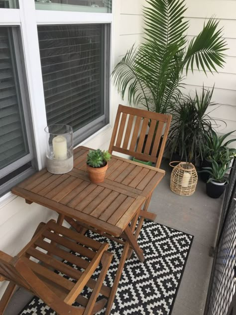 Check out these amazing apartment balcony looks! #patio #deck Balconies Ideas, World Market Furniture, Klein Balkon Decor, Balcon Mic, Balkon Decor, نباتات منزلية, Small Balcony Design, Budget Patio, Apartment Patio