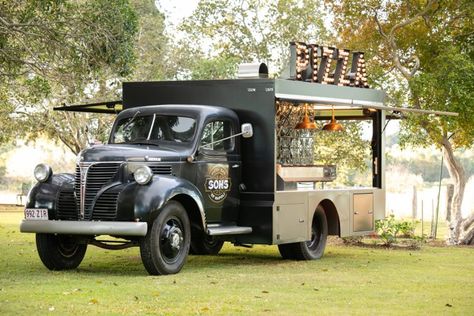 Sons of Napoli | Custom Made Pizza Truck - Van Demons Vans Pizza Slice Drawing, Vintage Food Truck, Old School Pizza, Mobile Bakery, Wine Truck, Woodfired Pizza Oven, Mobile Pizza Oven, Foodtrucks Ideas, Bbq Trailer