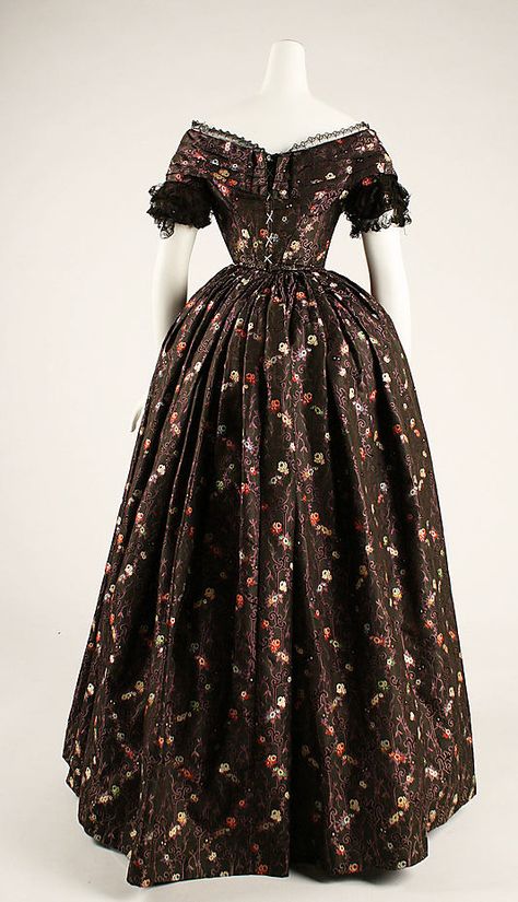 Brown brocade silk evening gown, circa 1839-1841. Metropolitan Museum of Art 1840s Fashion, Historical Gowns, 1830s Fashion, 1800s Fashion, Fashion Through The Ages, Romantic Era, Historic Fashion, 19th Century Fashion, History Fashion