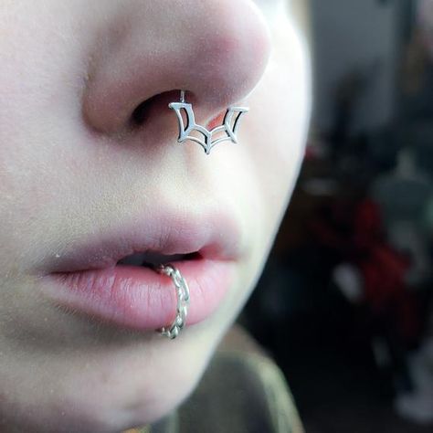 Cool Septum Jewelry, Bijoux Piercing Septum, Cute Septum Rings, Septum Piercing Jewelry, Lip Piercings, Piercing Inspo, Cool Piercings, Zombie Makeup, Types Of Piercings