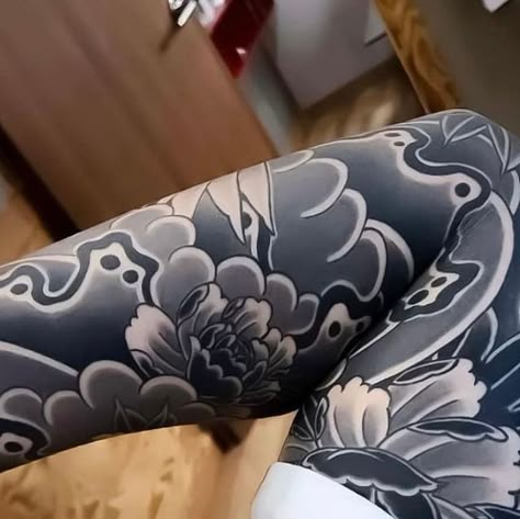 InkfromAsia on Instagram: "Beautiful Traditional Japanese Styled Sleeve Tattoo by the amazing @zin.tattoo   For more tattoos originating from Asia, be sure to leave us a follow!  - - - -  #tattoo #tattoos #tattooer #tattooartists #tattoolover #tattoosleeve #sleevetattoo #japanesesleeve #japanesetattoo #irezumi #wavetattoo #blackinktattoo #sleevetattoos #armtattoo #asiantattoo #inklover" Traditional Japanese Back Tattoo Women, Waves Sleeve Tattoo, Japanese Black Tattoo, Japanese Sleeve Tattoos Black And Grey, Japanese Filler Tattoos, Japanese Blackwork Tattoo, Orientalism Art Tattoo, Japanese Leg Sleeve, Japanese Sleeve Tattoo