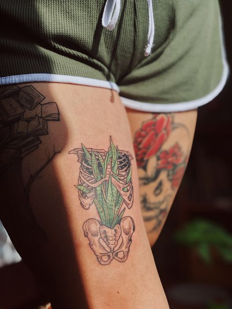 Plant Shelf Tattoo, Skeleton Plant Tattoo, House Plant Tattoo Ideas, Plant Lady Tattoo, Houseplant Tattoo, House Plant Tattoo, Tattoo Skeleton, I Love Plants, Thigh Sleeve