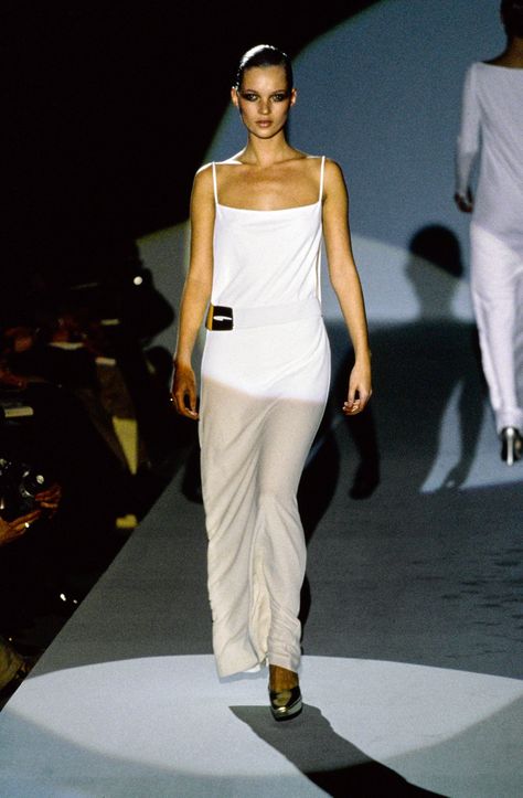 Gucci Fall 1996 Ready-to-Wear Fashion Show - Kate Moss Fashion In The 90s, 90s Fashion Show, 90s Slip Dress, Tom Ford Gucci, 90s Fashion Women, Elite Fashion, Vintage Runway, Original Supermodels, Naomi Campbell