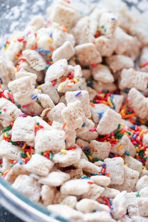 Peanut Butter Muddy Buddies, Puppy Chow Chex Mix Recipe, Chex Mix Puppy Chow, Chocolate Chex, Funfetti Cake Mix, Appetizers For Kids, Six Sisters Stuff, Chex Mix Recipes, Funfetti Cake