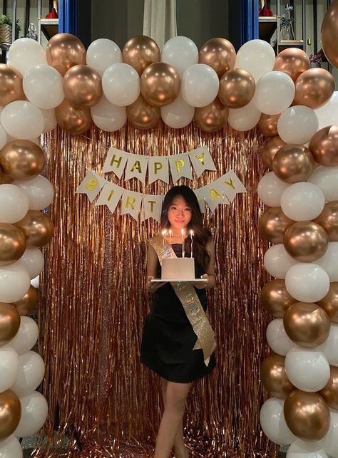 Ballon’s Arch, 18th Birthday Party Decorations At Home, 17 Birthday Decorations At Home, Photo Backdrop Birthday Party, Bday Party Photo Booth Backdrop Ideas, Ballon Arch Birthday Party, Dekor Ultah Simple, Simple Birthday Set Up, Decor Ulang Tahun