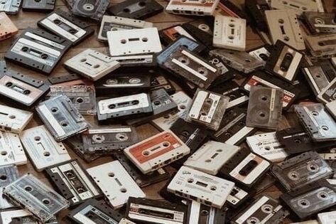 #vintage #aesthetics #aesthetic #random #music #retro #theme #cassette  https://weheartit.com/entry/326735459 Wammy's House, New Retro Wave, Fotografi Vintage, 80s Aesthetic, Images Vintage, Photo Vintage, Music Aesthetic, Metal Gear, Retro Aesthetic