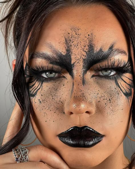 Made Up Superheroes, Huntress Makeup Halloween, Halloween Makeup Trends 2023, Third Eye Halloween Makeup, Goth Witch Makeup Halloween, Dark Angel Hairstyle, Dark Queen Makeup Halloween, Dark Fairy Halloween Makeup, Assassin Makeup Female