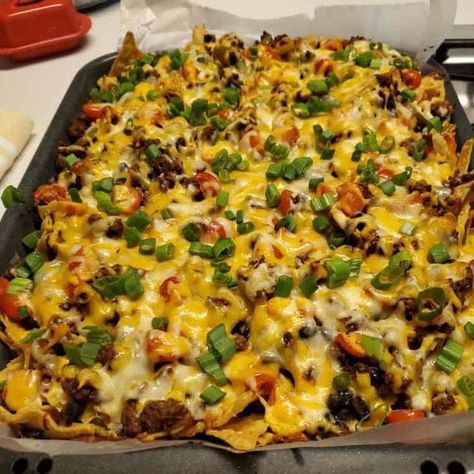 Epic Beef Nachos Supreme Beef Nachos Supreme, Nacho Dips, Nacho Bar Ideas, Nachos In Oven, Nacho Supreme, Nachos Supreme Recipe, Beef Nachos, Nachos Supreme, Nachos Beef