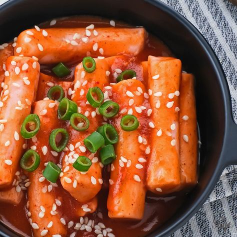 Bottom Round Roast Recipes, Sweet Red Chili Sauce, Tteokbokki Recipe, Korean Rice Cake, Rice Cake Recipes, Korean Rice, Spicy Rice, Korean Recipes, Chicken Sweet Potato