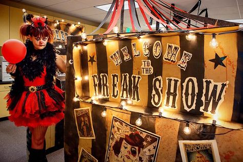 Halloween CuBOOicle... Welcome to the Freak Show Cubicle Halloween Decorations, Halloween Cubicle, Halloween Office Party, Office Halloween Decorations, Halloween School Treats, Office Halloween, Halloween Office, Halloween Circus, Creepy Carnival