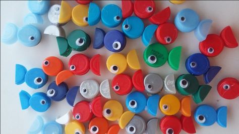 Peces broches con tapones de plástico reciclados English Classes For Kids, Under The Sea Decorations, Pop Stick, Sea Decor, Bottle Cap Crafts, Carnival Games, Plastic Crafts, Recycled Crafts, Animal Crafts