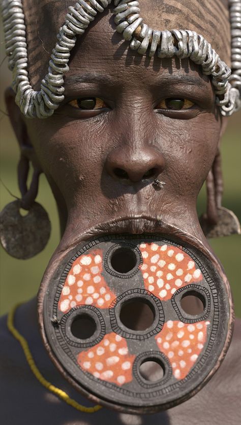 Ethiopian Tribes, African Portraits Art, Mursi Tribe Ethiopia, Ancient World History, Large Lips, Mursi Tribe, Ancient Egyptian Gods, World Photography, Photo Art Gallery