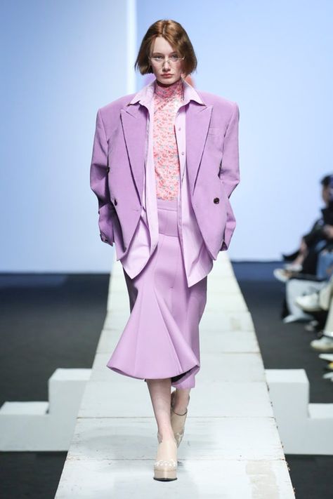 Pushbotton | Ready-to-Wear - Autumn 2018 | Look 25 Purple Suit, Seoul Fashion Week, Purple Outfits, Vintage Inspired Outfits, Fashion Runway, 가을 패션, Mode Inspiration, All About Fashion, Runway Fashion