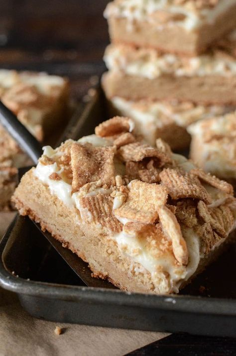 Chewy, sweet and decadent, these French Toast Cookie Bars have a maple sugar cookie base topped with vanilla cream cheese frosting and a layer of Cinnamon Toast Crunch cereal! They truly embody French toast in cookie form. Baked Cinnamon Toast, Maple Sugar Cookies, Cinnamon Toast Crunch Bars, French Toast Crunch, Vanilla Cream Cheese, Whipped Shortbread Cookies, Crunch Recipe, Cinnamon French Toast, Crunch Cake