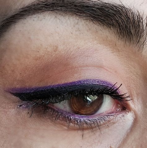 Inspo makeup facile e veloce Eyeliner Simple, Easy Make Up, Double Eyeliner, Purple Eyeliner, Eyeliner Black, Make Up Inspo, Black Eyeliner, Dark Purple, Purple And Black