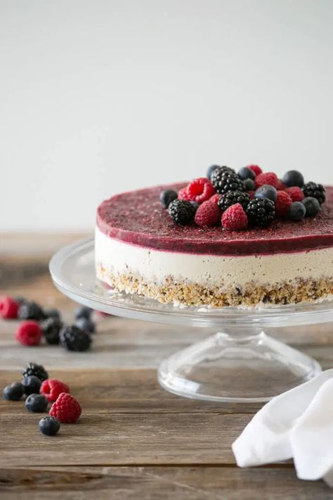 Raw Cheesecake, Favorite Holiday Desserts, Vanilla Bean Cheesecake, Raw Cake, Low Carb Snack, Berry Cheesecake, Vegan Cheesecake, Raw Desserts, Paleo Dessert