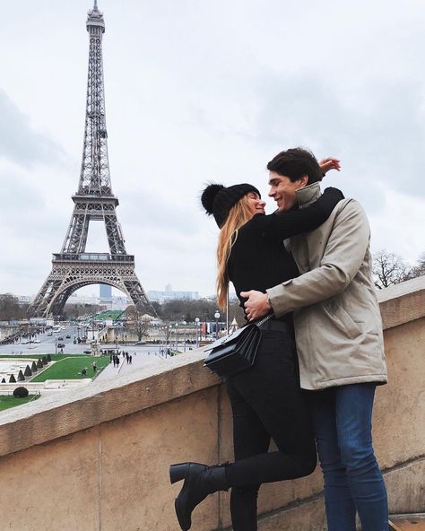 Paris Travel Photography, Luv U, Paris Travel Guide, Couple Romance, Fotos Goals, Paris Pictures, Paris Love, Couples In Love, Paris Travel