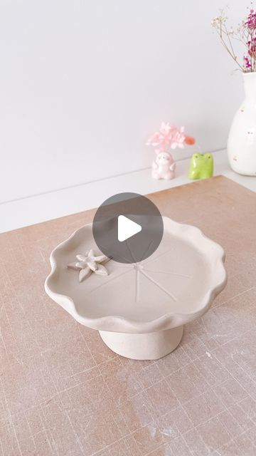 How To Make Trinket Dish, What To Make In Ceramics, How To Make Ceramics At Home, Clay Stand, Mini Ceramic Ideas, Trinket Dish Clay, Clay Dish Ideas, Clay Trinket Dish, Trinket Dish