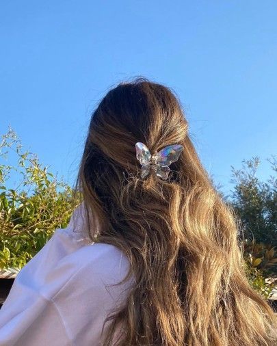 Woodland Wedding Hair, Hair Clips Aesthetic, Hair Clip Hairstyles, Bride Hair Clips, Clip Hairstyles, Peinados Fáciles Para Cabello Corto, Butterfly Hair Clip, Butterfly Hair, Hair Comb Wedding