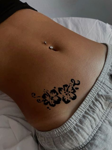 Hanna Tattoos, Feet Tattoos For Women, Fake Henna Tattoo, Henna Tattoo Back, Belly Button Tattoos, Small Henna Tattoos, Belly Henna, Small Henna Designs, Tattoos 2024