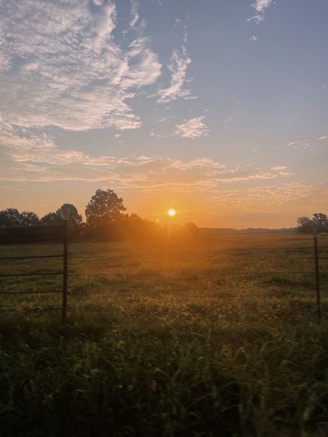 #sunset #sunrise #sunburn #repeat #country #field #vsco Sunrise Over Field, Sunrise Field, Country Sunrise, Ponyboy Curtis, Gods Country, Country Sunset, Country Field, Sunset Sunrise, Down South