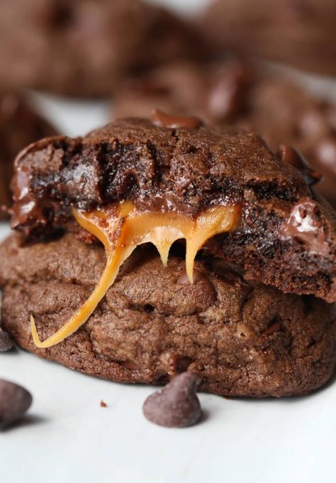 Double Chocolate Caramel Stuffed Cookies are over the top in all the best ways! A rich, chocolate cookie, studded with chocolate chips, filled with gooey caramel...doesn't get much better than this! Caramel Stuffed Cookies, Stuffed Cookie Recipes, Chocolate Caramel Cookies, Stuffed Cookies, Gooey Caramel, Low Carb Cheesecake, Valentine Desserts, Caramel Cookies, Caramel Chocolate