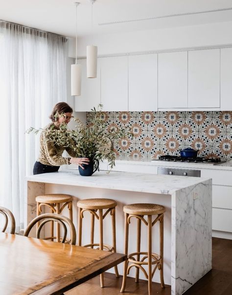 Boho Chic Kitchen Decor, White Kitchen Splashback Ideas, Modern Kitchen Splashbacks, Earthy Kitchen, White Kitchen Splashback, Patterned Kitchen Tiles, Crowded House, Kitchen Splashback Tiles, Kitchen Background