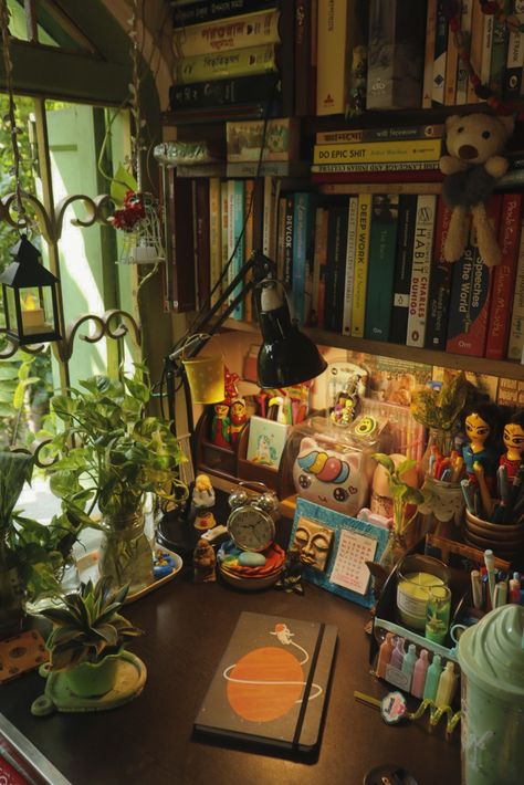 https://instagram.com/ritushree8335?igshid=YTQwZjQ0NmI0OA== Clutter Desk Aesthetic, Round Desk Ideas, Whimsical Desk Decor, Desk Maximalist, Maximalist Desk Setup, Retro Desk Setup, Artist Desk Setup, Hippie Desk, Vintage Desk Setup