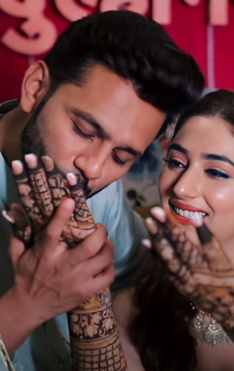 Mehendi Poses For Couple, Mehndi Poses Photography With Friends, Mehendi Photoshoot Couple, Mehandi Couple Poses, Couple Mehndi Poses, Mehindi Poses, Mehendi Couple Poses, Mehndi Couple Photoshoot, Mehdi Pose