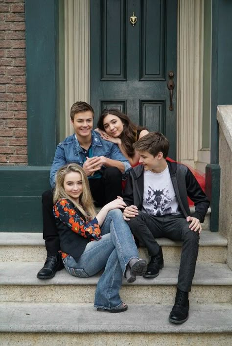 Girl meets World cast Mais Girl Meets World Cast, Riley Matthews, Disney Channel Shows, Boy Meets Girl, Texas Girl, Disney Channel Stars, Boy Meets World, Foto Tips, Disney Shows