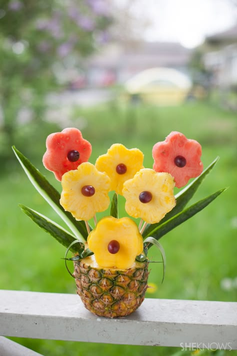 Tropical fruit bouquet in a pineapple vase – SheKnows Fruit Bouquet Diy, Edible Fruit Arrangements, Fruit Bouquets, Pineapple Vase, Deco Fruit, Fruit Bouquet, Fruit Centerpieces, Fruit Creations, Edible Bouquets