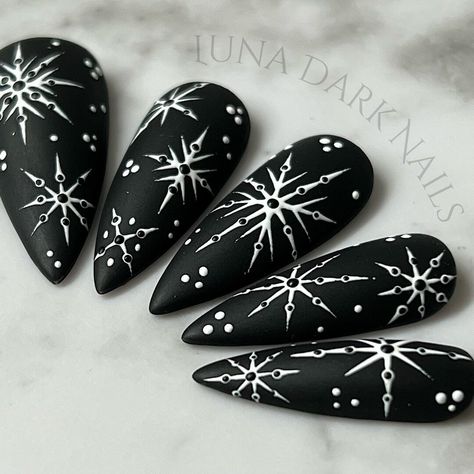 Black and White Gothic Snowflake Nails Goth Christmas Nails - Etsy Dark Nail, Gothic Christmas, Witchy Nails, Country Nails, Gothic Nails, Goth Nails, Snowflake Nails, Paws And Claws, Dark Gothic